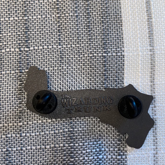 Harry Potter Hagrid Grounds Keeper Assistant Pin - Picture 2 of 3